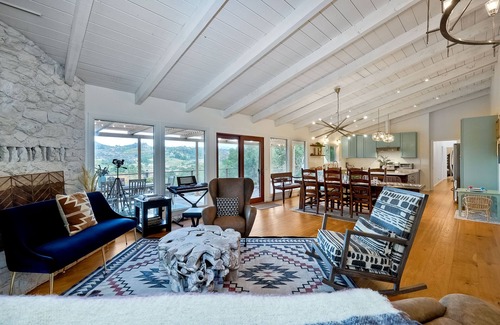 Fallbrook House | City Getaway | Hot Tub | Fire Pit | Game Room | BBQ | Hiking Trails | Vineyard Views | B-Ball