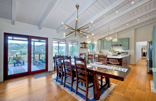 Fallbrook House | City Getaway | Hot Tub | Fire Pit | Game Room | BBQ | Hiking Trails | Vineyard Views | B-Ball