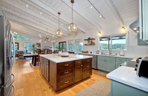 Fallbrook House | City Getaway | Hot Tub | Fire Pit | Game Room | BBQ | Hiking Trails | Vineyard Views | B-Ball