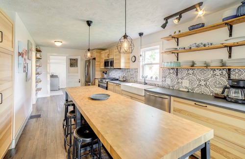 Hudsonville House | 'City Girl Farmhouse' in Hudsonville w/Hot Tub