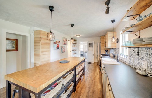 Hudsonville House | 'City Girl Farmhouse' in Hudsonville w/Hot Tub