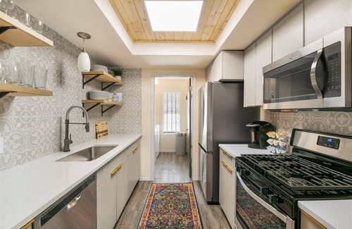 Quail Hollow House | City Haus: Stylish home with King and Wifi 5 minutes to Q2 Stadium, Domain