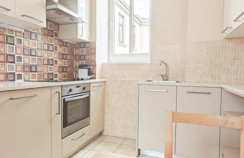 Centrs Apartment | City heart, 9,9 host, sunlit, free parking and bag storage