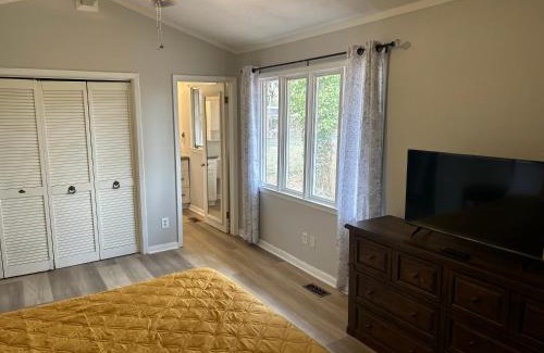 Greensboro House | City House in Forest