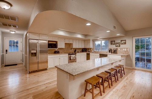 Las Vegas House | City Licensed Short Term Rental! 8 Bed, mins to Strip, Sleep 16+, Park 8+Cars&RV