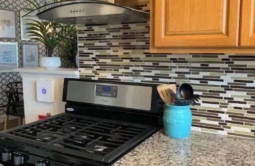 Hayward Condo | City Lights and Sunset Views Stylish Condo with Free Parking and Wi-fi!