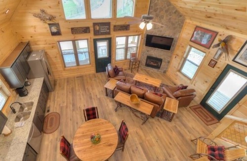 Gatlinburg Cabin | City Lights: New Cabin - One block from the Parkway!