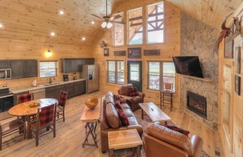 Gatlinburg Cabin | City Lights: New Cabin - One block from the Parkway!