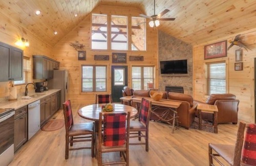 Gatlinburg Cabin | City Lights: New Cabin - One block from the Parkway!