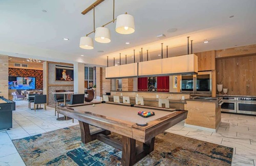 Orange Heights Apartment | City Living | Gym, Pool, W/D, Parking. Sleeps 5