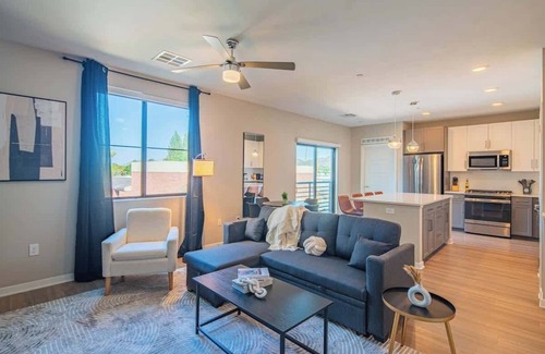 Orange Heights Apartment | City Living | Gym, Pool, W/D, Parking. Sleeps 5