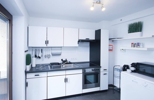 Neue Vorstadt Apartment | City location 4 rooms 7 Beds Balcony Netflix INET