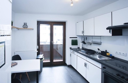 Neue Vorstadt Apartment | City location 4 rooms 7 Beds Balcony Netflix INET