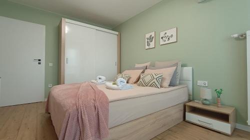 Iskar Apartment | City Oasis near Airport, IEC, Metro station by Keybox