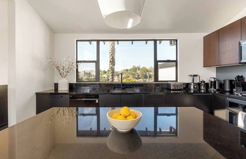Elysian Heights Apartment | City Oasis, Stunning Panoramic Views