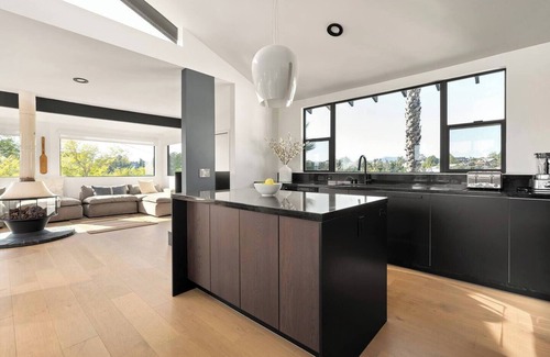 Elysian Heights Apartment | City Oasis, Stunning Panoramic Views