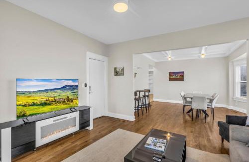 South Hyde Park Apartment | City of Fountains Getaway