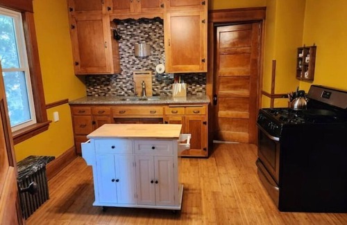 Bancroft House | City of Lakes Peaceful Fully Furnished Home