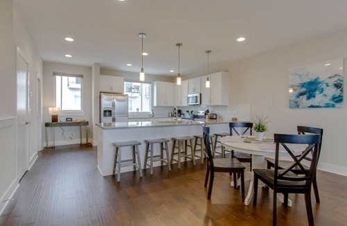 Katie Hill Neighborhood House | City Overlook - Luxury Amenities - Mins to D'Town