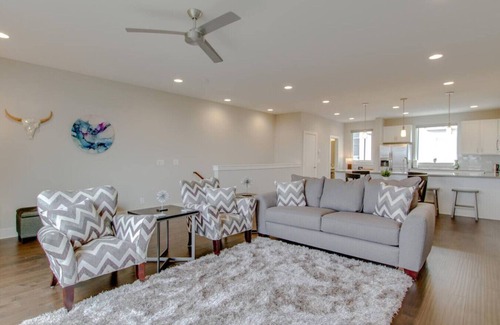 Katie Hill Neighborhood House | City Overlook - Luxury Amenities - Mins to D'Town