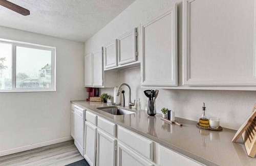 Bountiful Apartment | City Park | PickleBall Courts | 5 Mins off i15!