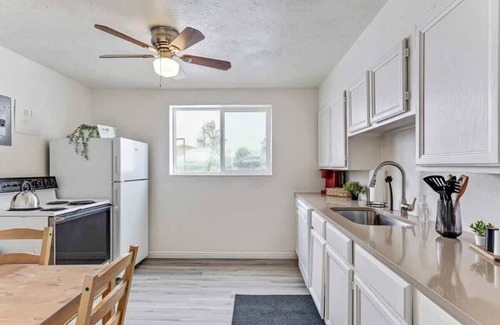 Bountiful Apartment | City Park | PickleBall Courts | 5 Mins off i15!