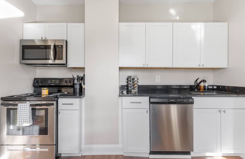 Hopewell House | City Point Historical Bungalow