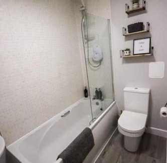 Auchengray Apartment | City Retreat by the Castle Free Designated Parking