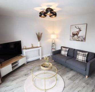 Auchengray Apartment | City Retreat by the Castle Free Designated Parking