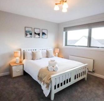 Auchengray Apartment | City Retreat by the Castle Free Designated Parking