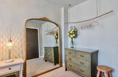 York Apartment | City Retreat for 4 with Free parking and Gym access