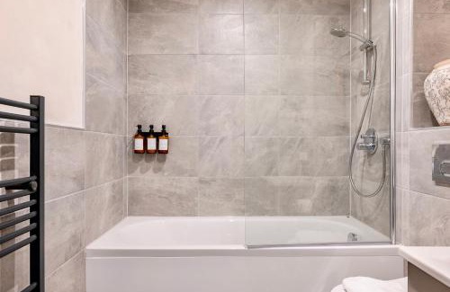 York Apartment | City Retreat for 4 with Free parking and Gym access