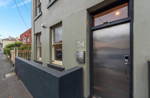 Hobart Central Business District House | City Retreat Hobart