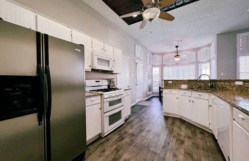 Flower Mound House | City Retreat w/Pool & Near Lake