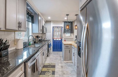 Bayview Condo | City Retreat | Wi-Fi, Multi TVs, Pvt Parking,