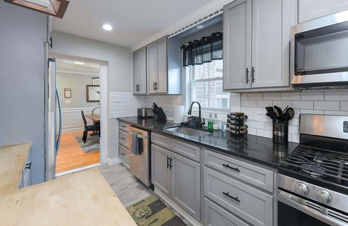 Bayview Condo | City Retreat | Wi-Fi, Multi TVs, Pvt Parking,