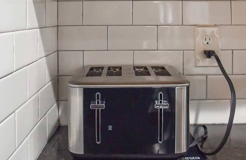 Bayview Condo | City Retreat | Wi-Fi, Multi TVs, Pvt Parking,