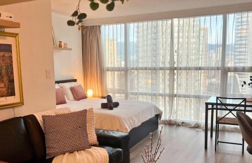 Downtown Vancouver Apartment | City Retreat With Views in the Heart of Downtown