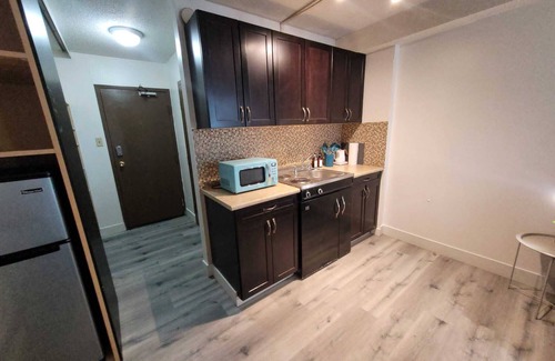 Eau Claire Apartment | City Sanctuary: Cozy Downtown Calgary Escape