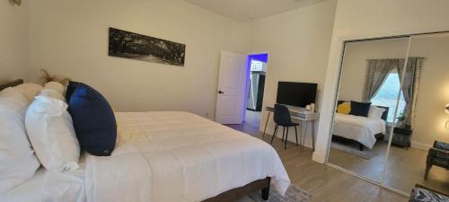 College Park Villa | City Serenity-2BR Home away from Home. 6 Min from ATL Airport