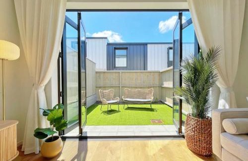 Grey Lynn House | City Serenity 2BR Townhouse vs AC Backyard & Parking