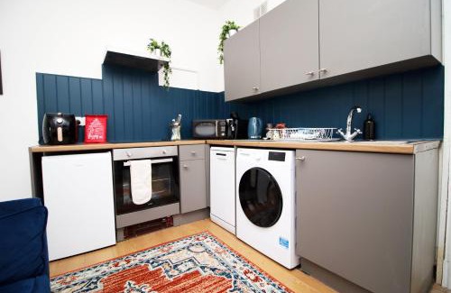 Grangetown Apartment | City Stay! Smart TVs in every room! Sleeps 4 & Parking Available, 2 min walk to Shops, Bars and Restaurants