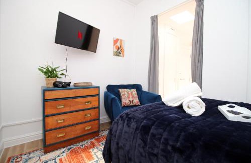 Grangetown Apartment | City Stay! Smart TVs in every room! Sleeps 4 & Parking Available, 2 min walk to Shops, Bars and Restaurants
