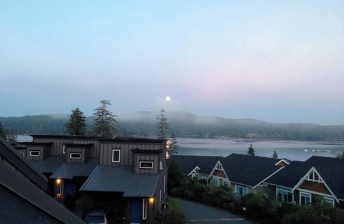 Sooke House | City style and small town flavour abound in this up-scale 1,100 sq