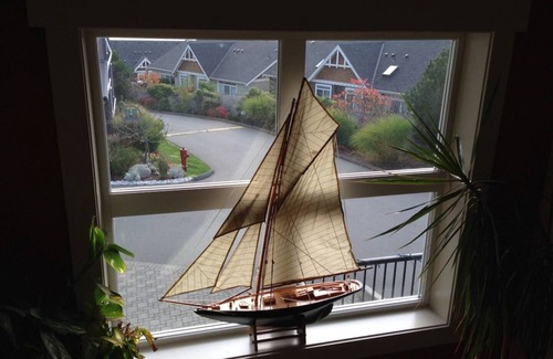 Sooke House | City style and small town flavour abound in this up-scale 1,100 sq