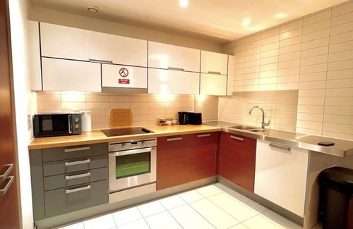 Manchester City Centre Apartment | City Suite - Rooftop Spa - Balcony - Skyline View