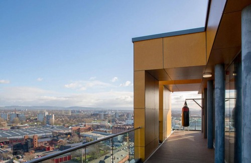 Manchester City Centre Apartment | City Suite - Rooftop Spa - Balcony - Skyline View