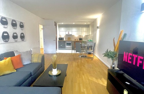 Manchester City Centre Apartment | City Suite - Rooftop Spa - Balcony - Skyline View