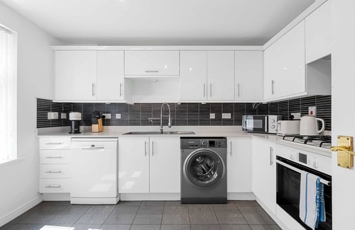 Kearsley House | City SuperHost | Pendlebury House Free Parking
