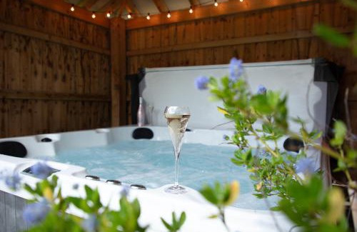 Toppesfield House | City to Country Retreat Luxury Cottage with Hot Tub